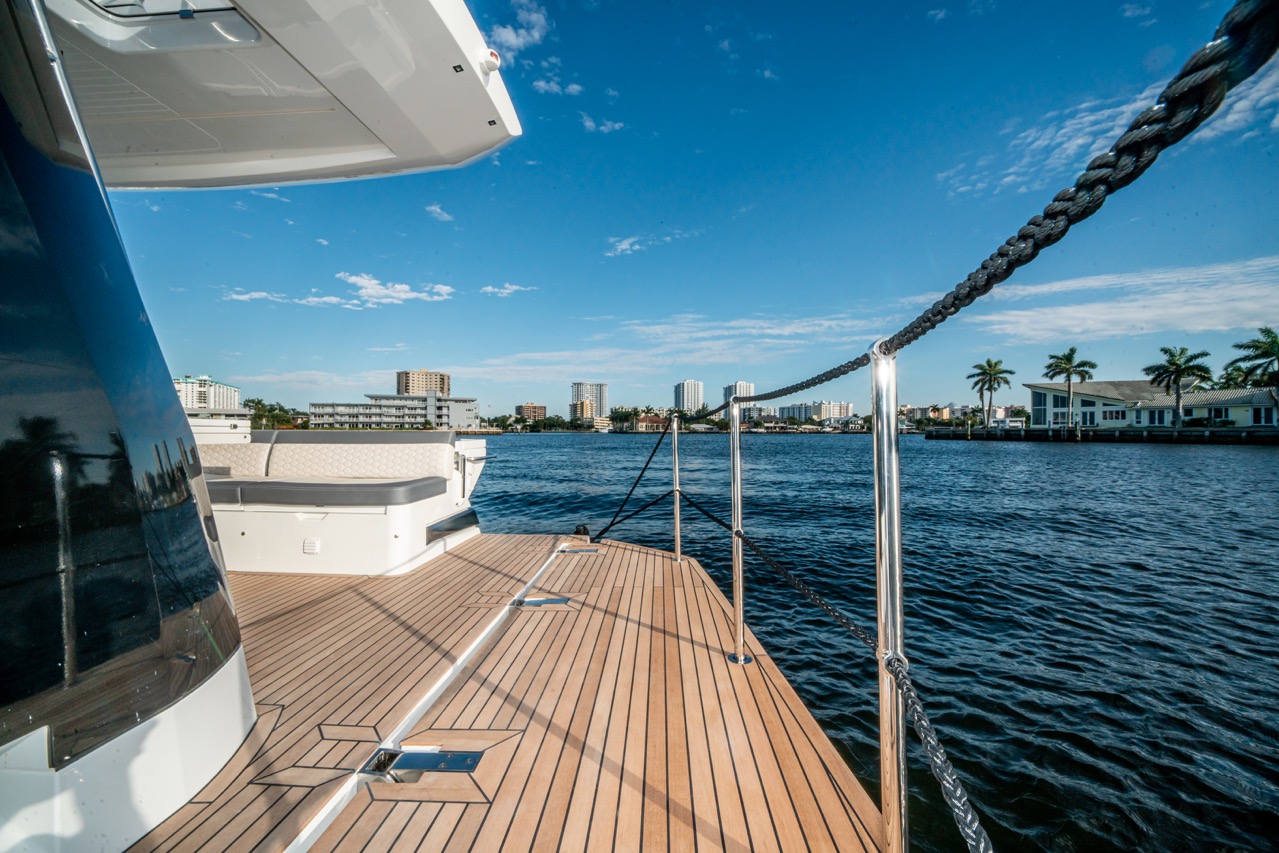 Galeon 400 FLY Cockpit image 16